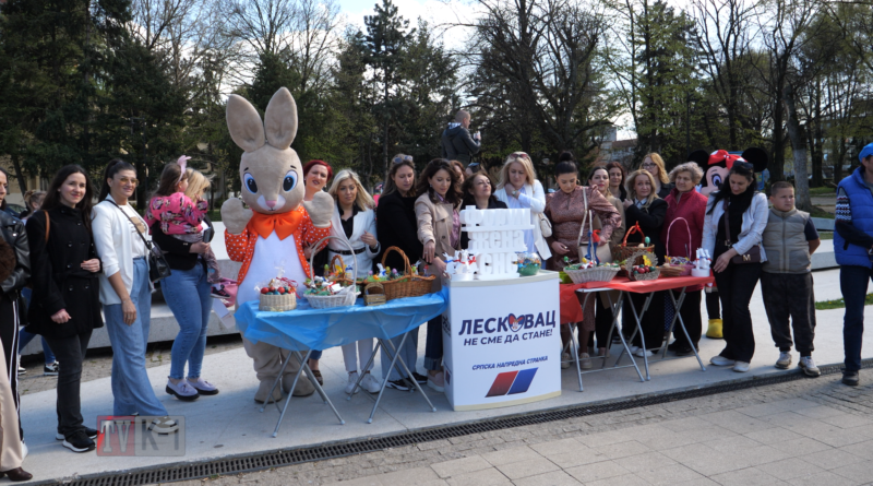 ČLANICE FORUMA ŽENA SNS-a DANAS SU NA GRADSKOM TRGU ORGANIZOVALE TRADICIONALNU PODELU USKRŠNJIH JAJA SVOJIM SUGRAĐANIMA