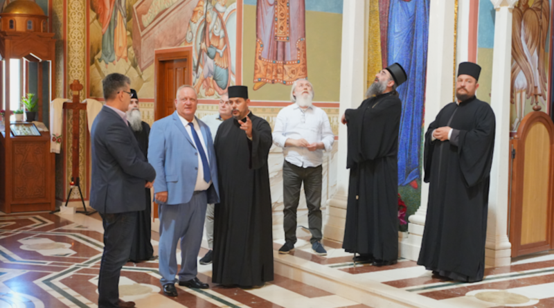 ARHIEPISKOP I MITROPOLIT NIŠKI GOSPODIN ARSENIJE I GRADONAČELNIK LESKOVCA GORAN CVETANOVIĆ OBIŠLI HRAM SVETOG SIMEONA MIROTOČIVOG U DUBOČICI