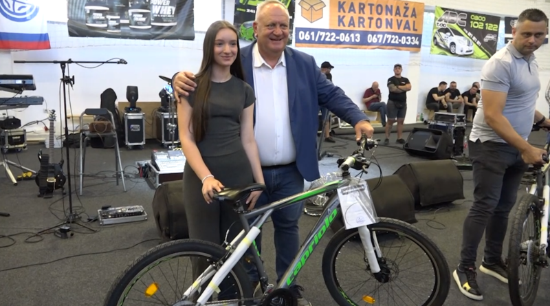 GRAD LESKOVAC NAGRADIO MALE MATURANTE ŽURKOM, A DJACIMA GENERACIJE PODELJENE BICIKLE